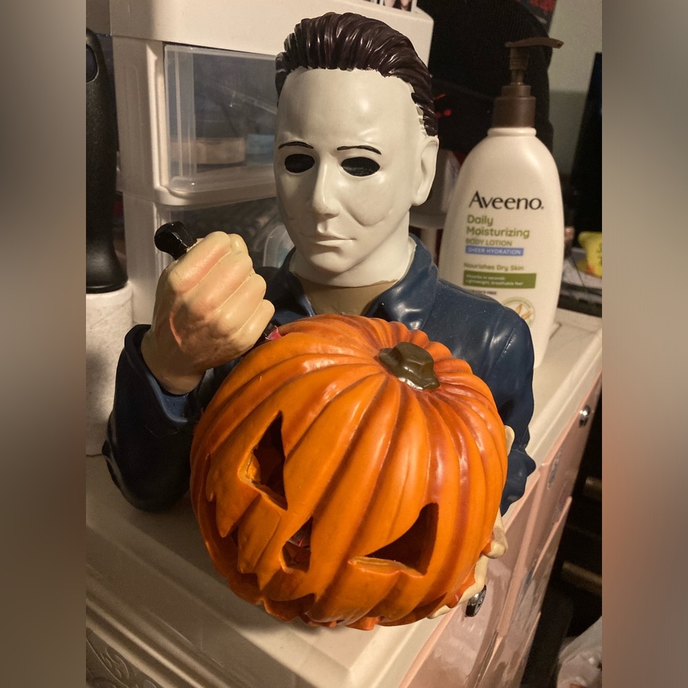 Michael myers holding nightlight pumpkin
